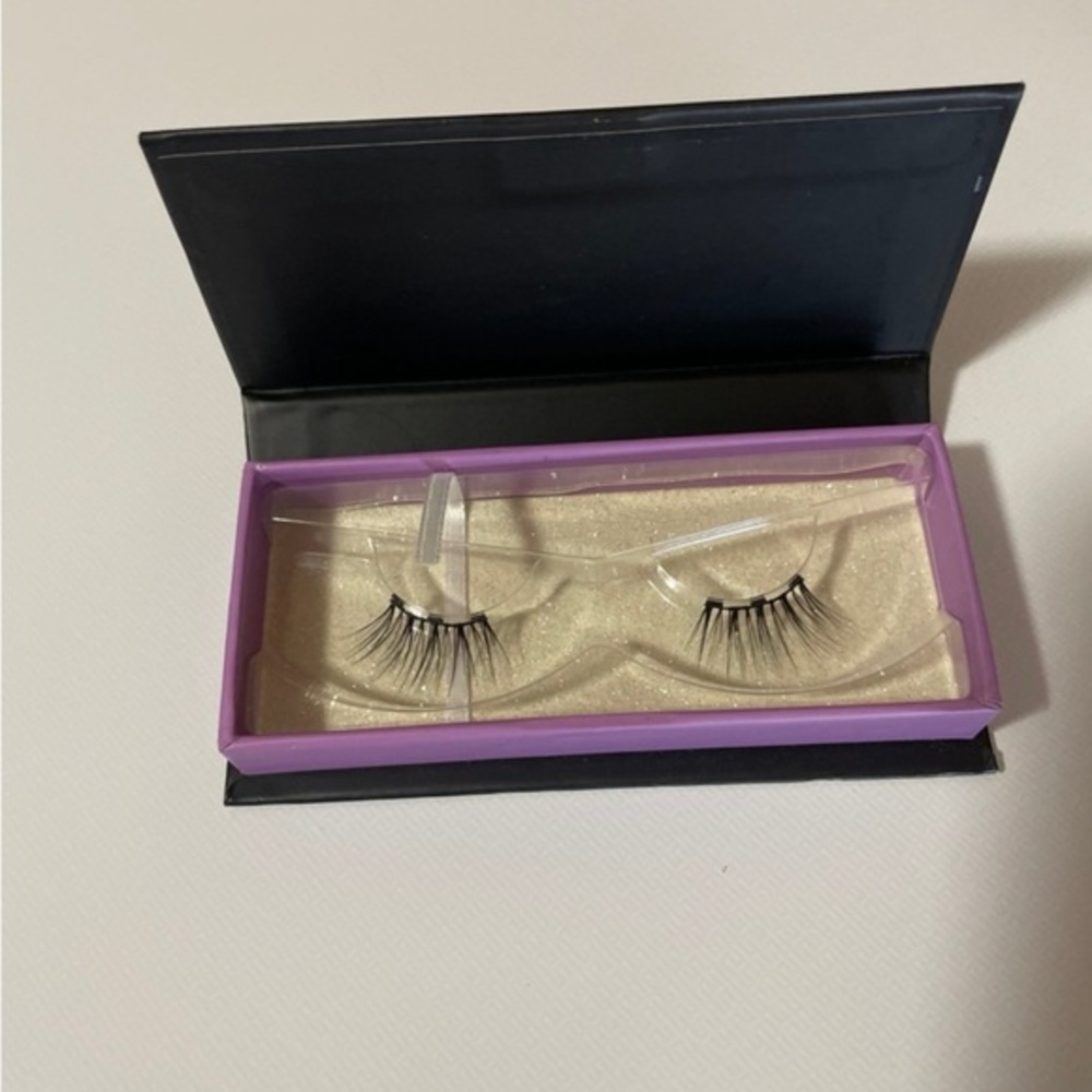 Moxielash lashes 
Cheeky lash
New
